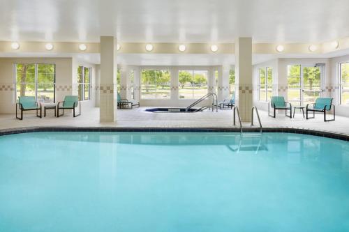 Der Swimmingpool an oder in der Nähe von Residence Inn Des Moines West at Jordan Creek Town Center