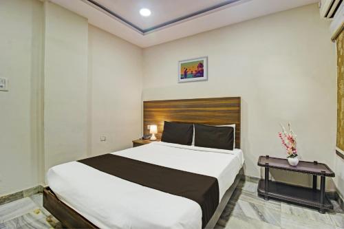 ein Schlafzimmer mit einem großen Bett in einem Zimmer in der Unterkunft OYO Hotel Srujana Stay Inn Opp Public Gardens Nampally in Hyderabad