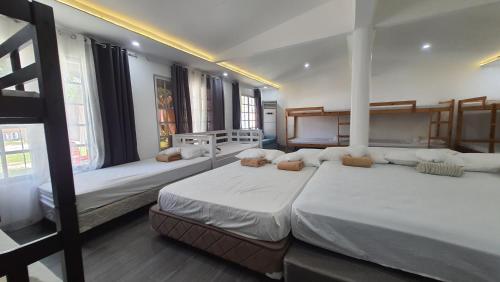 - une chambre avec 2 lits et 2 lits superposés dans l'établissement KUROSHARA Beach Resort, à Bolinao