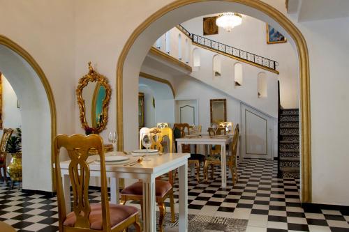 a dining room with an archway and tables and chairs at Casa Zepeda in Atlixco
