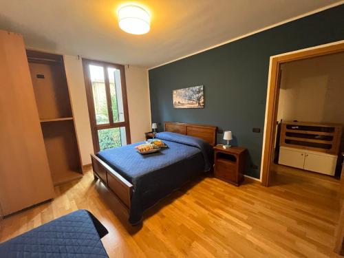 1 dormitorio con 1 cama con edredón azul en B&B LE AMARENE, en Sassuolo
