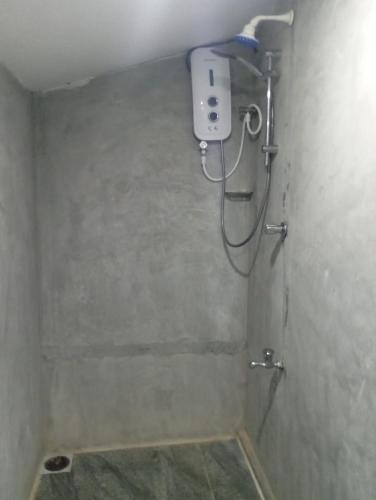 Ένα μπάνιο στο Su Casa Bentota