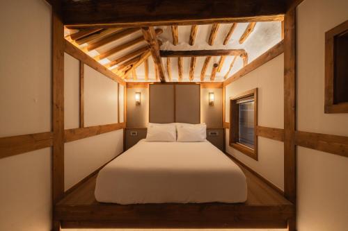 เตียงในห้องที่ Luxury hanok with private bathtub - SW04