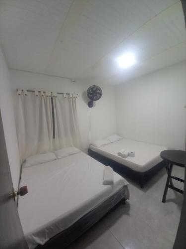 מיטה או מיטות בחדר ב-101 SANTYS HOUSE MELGAR apartamento amoblado para 6 personas
