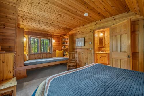 Camp ShermanにあるMetolius Cabin 12の木造キャビン内のベッド1台が備わるベッドルーム1室を利用します。