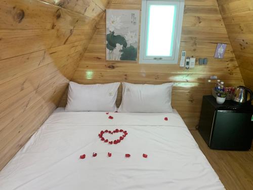 - une chambre avec un lit avec un cœur dans l'établissement Bungalow Mộc Trà Home Dương Đông Phú Quốc, à Duong Dong