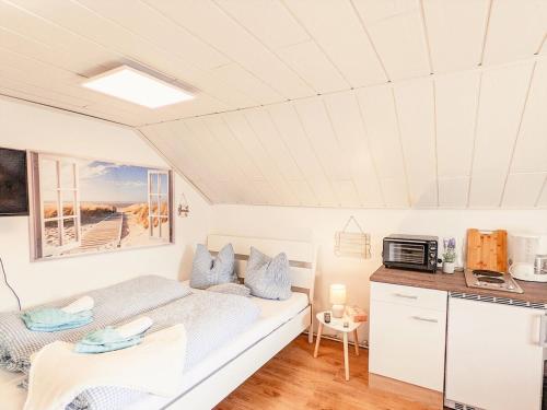 ein Wohnzimmer mit einem Sofa und einer Mikrowelle in der Unterkunft Urlaubsmagie - Kleiner Wohlfühlort mit Pool - H4 in Sebnitz