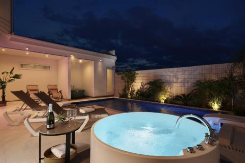 a jacuzzi tub on the roof of a house at クリスタルヴィラ白良浜ビーチ in Kanayama