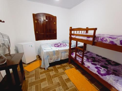 a small room with a bunk bed and a bunk bed at Hostel Raio de Fogo in Paraty