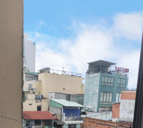 - une vue sur la ville depuis la fenêtre dans l'établissement Kim Hostel, à Hô-Chi-Minh-Ville