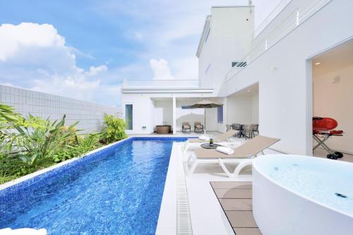 an image of a swimming pool in a house at クリスタルヴィラ白良浜ビーチ in Kanayama