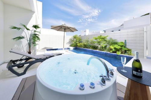 a bath tub sitting on top of a balcony at クリスタルヴィラ白良浜ビーチ in Kanayama