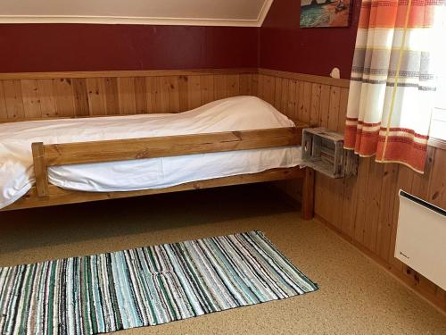 A bed or beds in a room at Holiday home Korsfjorden