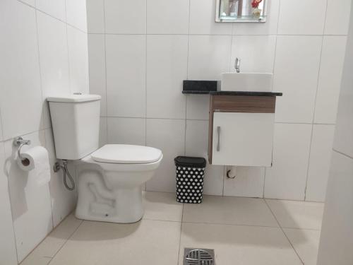 サントスにあるSTUDIO G VISTA ESPETACULARの白いバスルーム(トイレ、シンク付)