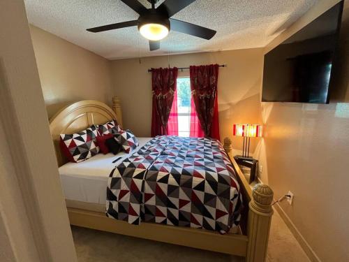 En eller flere senge i et værelse på Beautiful Modern 3 BR House - Downtown Orlando