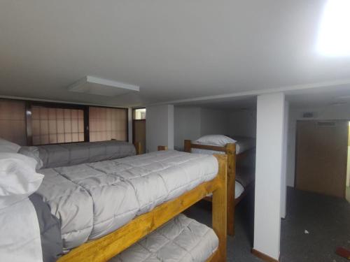 מיטה או מיטות קומותיים בחדר ב-Casa Roble