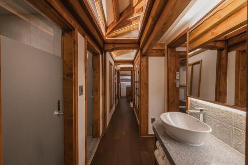ソウルにあるLuxury Hanok Subtle Graceのバスルーム(カウンターに大きな白いシンク付)