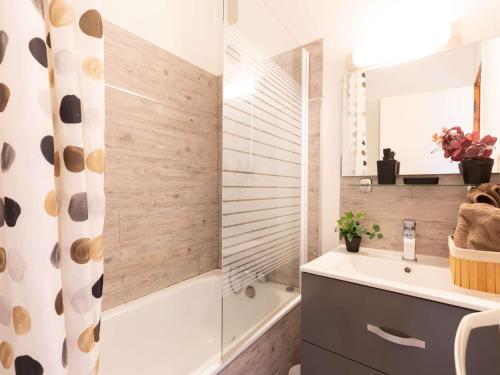 une salle de bain avec une baignoire, un lavabo et une douche dans l'établissement Studio rénové 6 pers proche des pistes à Saint-Lary-Soulan - FR-1-296-483, à Saint-Lary-Soulan