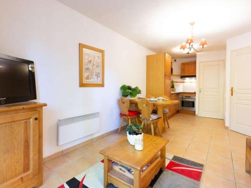 un salon avec une télévision et une salle à manger dans l'établissement Appartement 4 pers à Vielle Aure avec piscine, parking, proche du centre et des remontées - FR-1-296-482, à Vielle-Aure