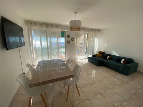 un salon avec une table et un canapé dans l'établissement Duplex T3 avec Clim, Parking et Wifi - 6 Pers, Le Barcarès - FR-1-81-606, au Barcarès