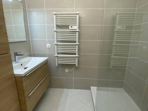 une salle de bain avec un lavabo et une douche dans l'établissement Duplex T3 avec Clim, Parking et Wifi - 6 Pers, Le Barcarès - FR-1-81-606, au Barcarès