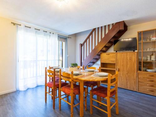 une salle à manger avec une table et des chaises dans l'établissement Duplex 3 chambres près de Saint Lary pour 6 personnes - FR-1-296-484, à Saint-Lary-Soulan