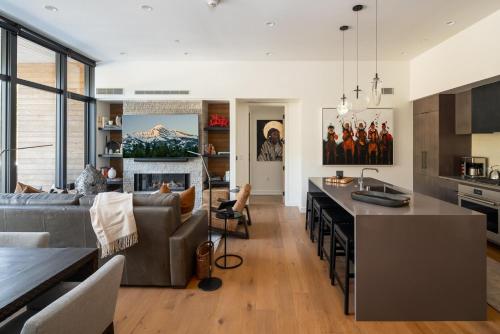 een keuken en woonkamer met een bank en een tafel bij 215 LakeLodge by Moonlight Basin Lodging in Big Sky
