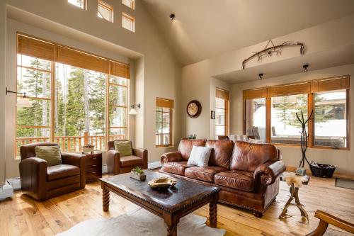 Un lugar para sentarse en 5 Hidden Trail by Moonlight Basin Lodging