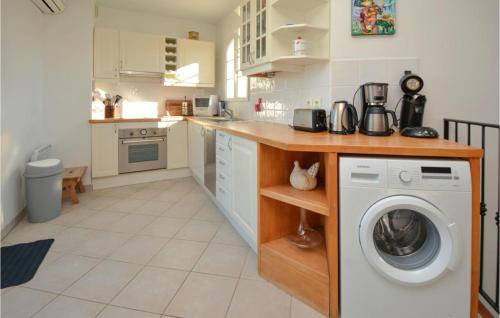 une cuisine avec une machine à laver et un lave-linge dans l'établissement 3 Bedroom Lovely Home In Aigues-Mortes, à Aigues-Mortes
