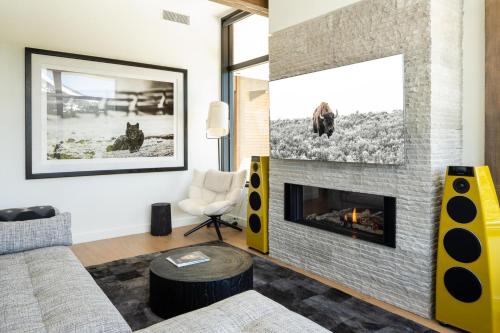 een woonkamer met een bank en een open haard bij 232 LakeLodge by Moonlight Basin Lodging in Big Sky