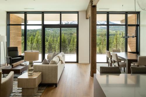 een woonkamer met een bank en een tafel bij 212 LakeLodge by Moonlight Basin Lodging in Big Sky