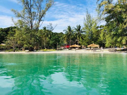 コタキエフ島にあるThe Last Point Koh Takievの海水浴場