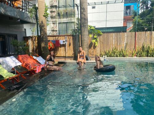 un grupo de personas sentadas en una piscina en Asahi Villa Tam Coc en Ninh Binh