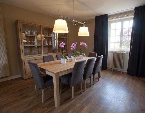 a dining room with a table and chairs at Gîte Salamandre - 8 Personnes in Chambord