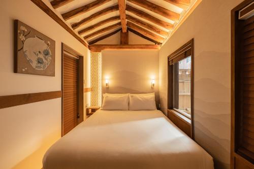 Llit o llits en una habitació de Luxury hanok with private bathtub - SW09