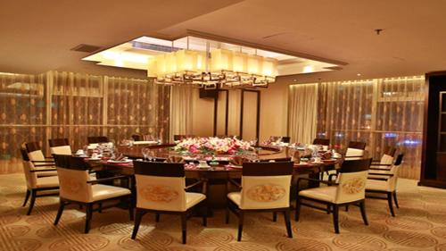 a large dining room with a large table and chairs at Holiday Inn Beijing Focus Square by IHG in Beijing