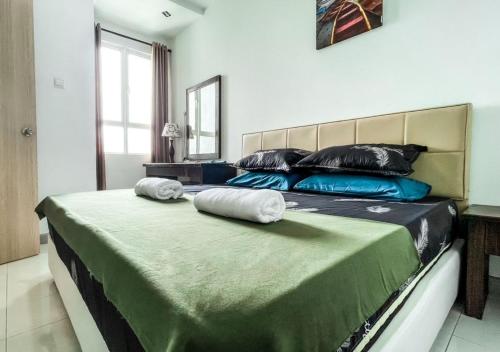 two towels on a bed in a bedroom at Inap Tanjung Homestay in Kuala Terengganu