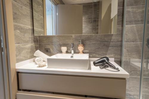 bagno con lavandino e specchio di Superb modern and comfortable flat in Istanbul a Istanbul