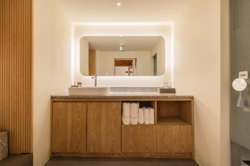 La salle de bains est pourvue d'un lavabo et d'un miroir. dans l'établissement Luxury hanok with private bathtub - SW07, à Séoul