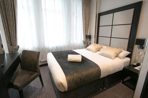 sypialnia z łóżkiem, biurkiem i krzesłem w obiekcie Great St Helen Hotel w Londynie