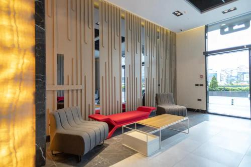 un soggiorno con divano e tavolo di Superb modern and comfortable flat in Istanbul a Istanbul