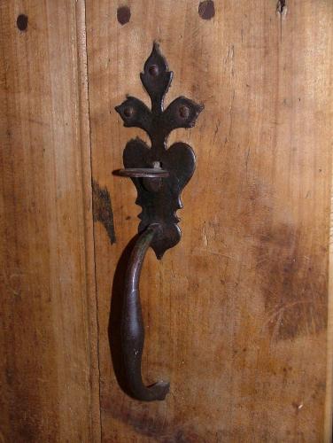 a black door knocker on a wooden door at Gites De L'Etang Des Noues in Cholet