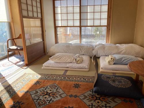 um quarto com quatro almofadas sentadas no chão em 小舞庵 Komaian em Tokushima