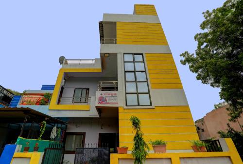 una casa dipinta in giallo e bianco di Hotel Sambodhi Palace a Bhopal