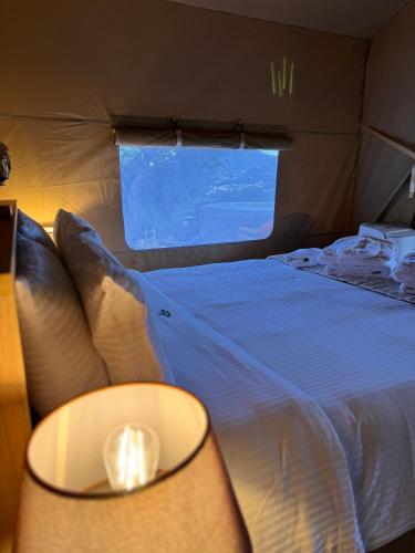 Ένα ή περισσότερα κρεβάτια σε δωμάτιο στο Civara Chalet - Private Glamping in nature with Jakuzzi
