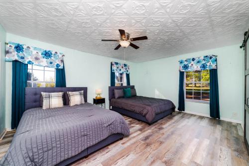 a bedroom with a bed and a ceiling fan at BELVEDERE Home with big pool-near Houston Downtown in Katy