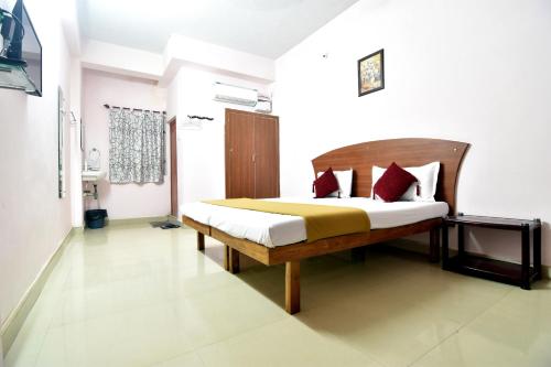 sypialnia z łóżkiem w pokoju w obiekcie ROYAL GREEN AIRPORT TRANSIT ACCOMMODATION w mieście Ćennaj