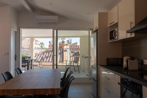 Il dispose d'un balcon et d'une cuisine avec une table et des chaises. dans l'établissement T4 moderne à 2 min de la plage, à Banyuls-sur-Mer