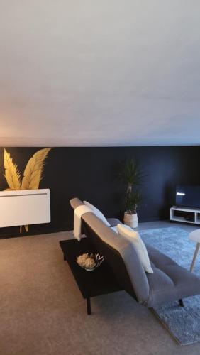 un salon avec un canapé et une cheminée dans l'établissement Jolie maison de campagne - Morisel, à Morisel