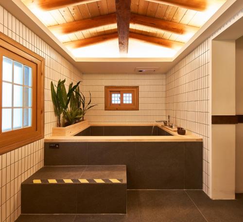eine Badewanne im Bad mit einer Decke in der Unterkunft Luxury hanok with private bathtub - IG01 in Incheon